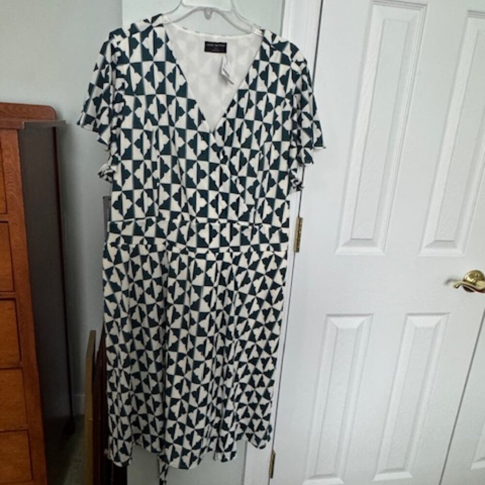 Flutter Sleeve Dress - Size 22/24   New - Never Worn